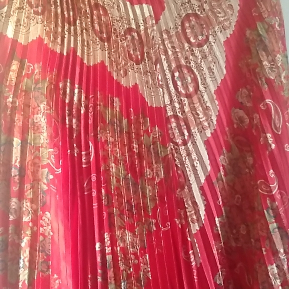 Red pleated long elastic waist skirt - Picture 5 of 8